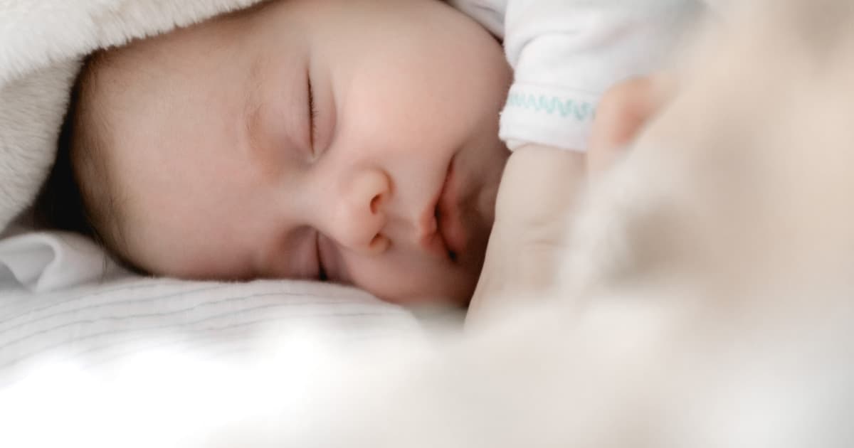 Newborn Sleep Guide: 16-17 Hours a Day & When to Expect Full Nights